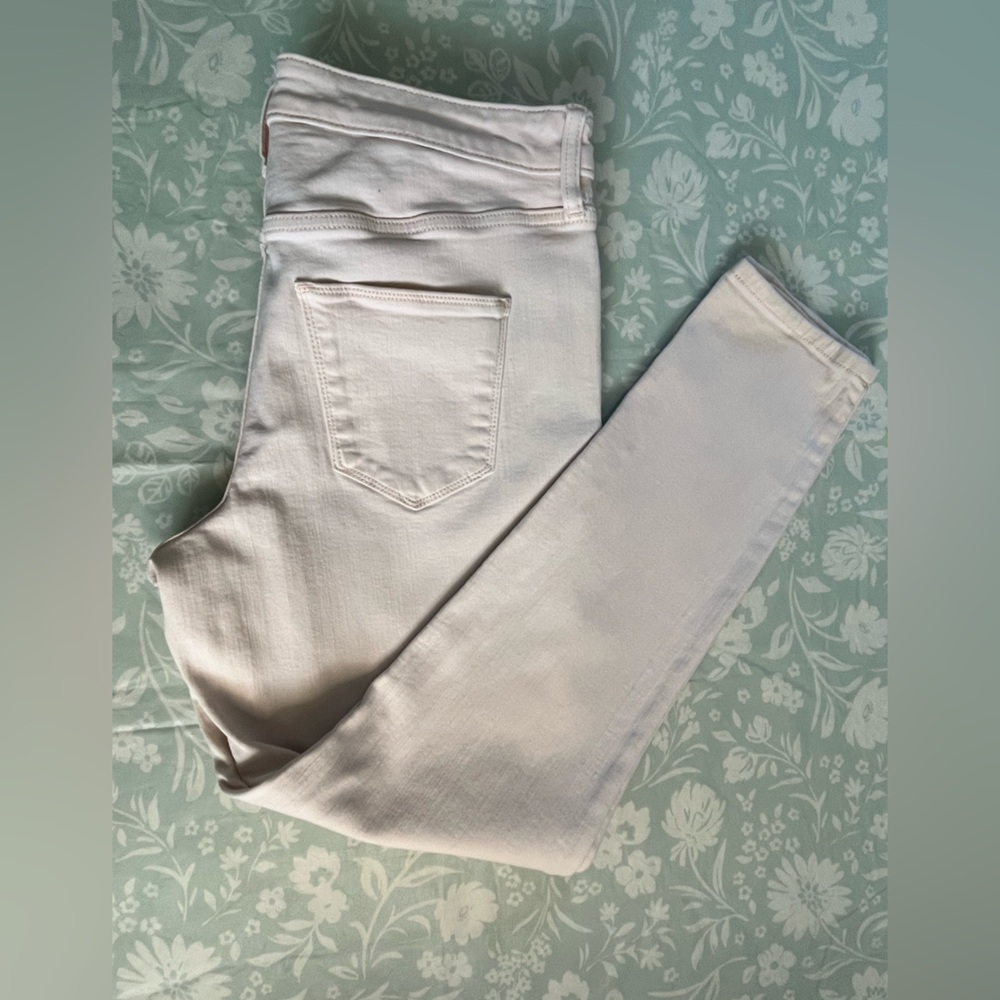 Universal Thread Pale Pink Jeans size 12/31R
EUC - Picture 10 of 15